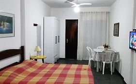 Quitinete a poucos passos da Praia no ponto mais central da cidade.